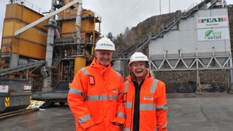 Fra åpningen av Peabs asfaltfabrikk for Eco-asfalt, som ble Ingrid Tjøsvolds siste offisielle oppdrag for Peab Asfalt. Her sammen med Finn Løkken, som er regionsjef i sør og øst. Foto: Jarle Skoglund