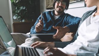 Hvilke fordeler og ulemper er knyttet til kostnad, vedlikehold, skalerbarhet, pålitelighet og sikkerhet for de ulike skymodellene?