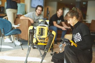 Cognite-ansatte demonstrerer hvordan roboten Spot fra Boston Dynamics er i stand til å samle inn data som kan brukes i CDF. Foto: Stig Jarnes