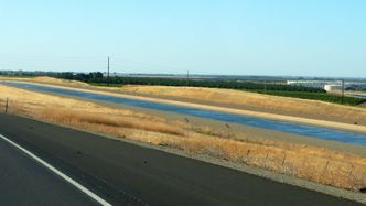 California Aqueduct går ved siden av hovedfartsåren Interstate 5. I fremtiden kan kanalene kanskje produsere strøm til elbiler. Foto: Ken Lund
