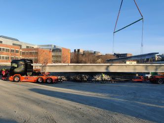 Her lastes bruelementene opp for transport. Foto: IMIS
