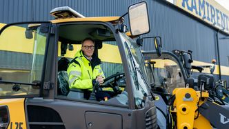 Administrerende direktør Fredrik Brandal i Ramirent Norge på en av de mange nye elektriske utleiemaskinene selskapet nå har gått til anskaffelse av. Foto: Ramirent