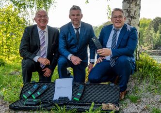 Markedssjef Arild Henriksen i Keytouch (f.v), Green Ammo-gründer Steffen Botten og styreleder og eier i Keytouch Hans Arne Flåto signerte rammeavtalen tirsdag. Foto: Keytouch Technology