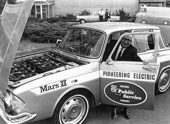 20 seksvoltsbatterier fikk plass i Mars II. Her er det høytidelig overrekkelse til et strømselskap i Arizona. Foto: Pressefoto fra EFP