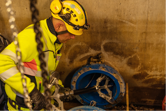 Sonden føres inn og trekkes gjennom vannledningen flere ganger, og deretter bearbeider Scan Survey dataene. Foto:  Scan Survey