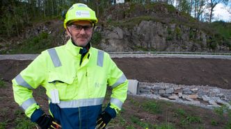 Rådgiver Ytre miljø hos Nye Veier, Bjørn Watne Østerhus, synes det er spennende at Nye Veier har etablert prosjektet mobilt sandsvalehotell like ved utsikt til en stor fisketrapp som er etablert for at anadrom fisk skal kunne vandre uhindret av veiprosjektet til Nye Veier. Foto: Nye Veier