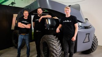 Fra v: Eirik Hovstein (autonomi og automasjon), daglig leder Jostein Sandvik og Magnus Myran Steen (mekanisk design). Foto: Malin Sveinsdotter Lystad/Fremtidens Industri