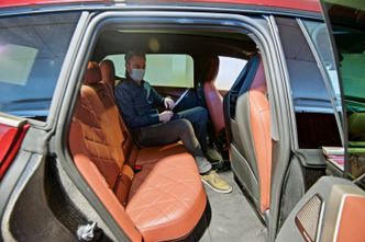 Her sitter BMWs norske pressesjef Marius Tegneby i baksetet på iX. Han lener seg mot den skrått utformede kanten av setet, som BMW håper skal gi en lounge-følelse. Foto:  Mathias Klingenberg