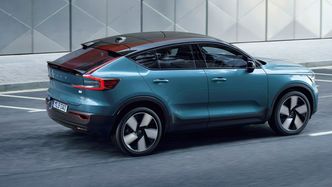 Volvo C40 Recharge har litt mykere chassis og lavere bakkeklaring enn XC40. Forbruket skal være rundt fem prosent lavere. Foto: Volvo