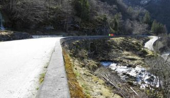 Dette er Flåbrua på Geirangerveien. Midlertidig elvepassering må bygges opp før oppdraget utføres. Foto: Møre og Romsdal fylkeskommune