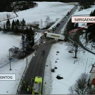 Sluttposisjonene til de to vogntogene etter kollisjonen. Foto: Statens vegvesen