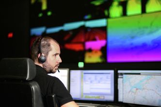 Trafikkoperatør Morten Eitran på jobb ved Vegtrafikksentralen i Region midt på Rosten i Trondheim. Arbeidsstasjon med mange skjermer i tillegg til en hel vegg med monitorer med bilder fra kameraer langs vegnettet. Foto: Knut Opeide, Statens vegvesen