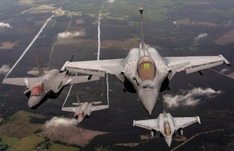 Dassault Rafale (t.h) og Lockheed Martin F-35A er to harde konkurrenter for Saab Gripen. Foto:  Staff Sgt. Alexander Cook