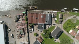 Oversiktsbilde over gårdsplass, bygningsmasse og kaifront under restaurering. Foto:  Glasopor
