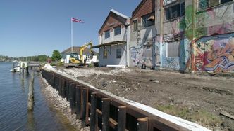 Kaifronten rammes med trepeler med 1-2 m mellomrom langs den ca. 60 meter lange kaifronten. Deretter bygges en trespunt før man fyller opp med Glasopor, kult og jord der det har rast ut.