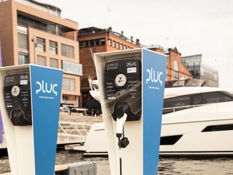 På den nye elbåthavna har Plug installert tolv normalladere med type 2-kontakt som leverer opptil 22kW ved normallading. I tillegg kommer en Dmobil hurtiglader med CCS 2-kontakt som kan levere inntil 43kW. Foto:  BKK