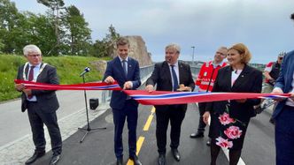 Personene på bildet er f.v. Fylkesordfører Arne Thomassen (H), samferdselsminister Knut Arild Hareide (KrF), Direktør for utbygging i Staten Vegvesen, Kjell Inge Davik, prosjektleder i Statens Vegvesen Jan Helge Egeland og Vegdirektør Ingrid Dahl Hovland Foto:  Samir Kulicija/Statens vegvesen