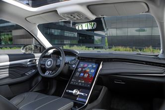Infotainmentsystemet er bygget rundt en stor trykkskjerm. Foto: Norwegian Mobility