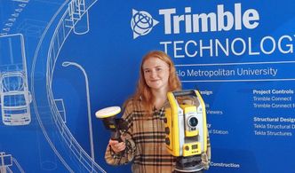 Nyutdannet byggingeniør Cecilie Erland i det nye laboratoriet på OsloMet. Nå har hun sommerjobb i Trimble. Foto: Olav-Johan Øye, OsloMet