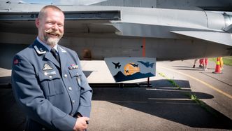 F-16 i solnedgang på den ene ventralfinna var en hilsen fra Tor Børre Arctander og resten av folkene på Base Kjeller til 331 skvadron i Bodø.  Foto:  Eirik Helland Urke