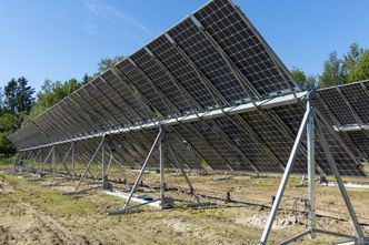 Panelene har også solceller på undersiden, for å fange reflektert lys. Foto: Solcellespesialisten