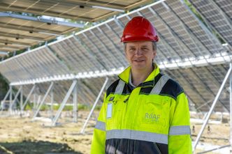 Glenn V. Lie Karlsen i ROAF er tydelig stolt over det nye anlegget, og gleder seg til at det kommer i full drift. Foto: Solcellespesialisten