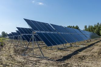 Dette er utgangsposisjonen til trackerne. Når anlegget settes i drift, vil panelene automatisk vinkles mot solen. Foto: Solcellespesialisten