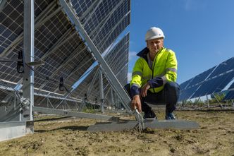 For å slippe å jobbe i vårløsing og gjørme, valgte vi å borre i tele og slå ned jordankrene i vinter, sier Aksel Pettersen i Solcellespesialisten. Foto: Solcellespesialisten