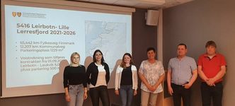 Fra oppstartsmøte for kontrakten Leirbotn-Lille Lerresfjord: Fv: Ailin Therese Gaino fra Alta kommune, Bente Haugen og Yvonne Johannessen fra fylket, Siv Andersen, Frank Opdahl og Børre Andersen fra Børre Andersen. Foto:  Troms og Finnmark fylkeskommune