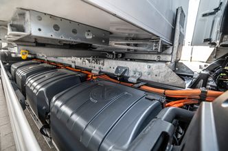 Batteripakkene ligger langs sidene, under chassiset. Foto: Daimler Trucks and Buses Communi