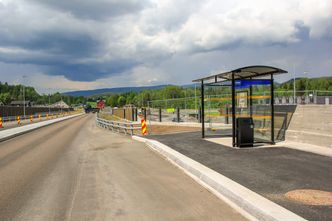 Holdeplass og rekkverk er på plass. Utsyn nordover langs det som er blitt en ny, liten del av riksvei 4. Foto:  Bjørn Olav Amundsen