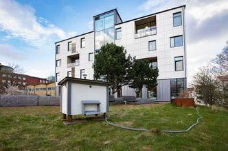 Den første av en rekke oppkoblede bikuber utenfor HSB Living Lab i Gøteborg. Foto: Paul Bjorkman