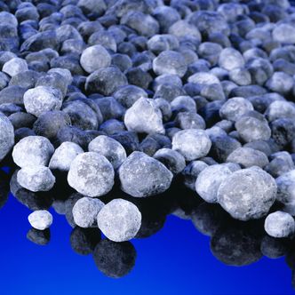 Ferdig klinker, før det går inn i møllen og males til ferdig sement, klart for markedet. Foto:  Heidelberg Cement