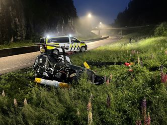 Helikoptervraket liggende på veiskulderen. Foto: SHK