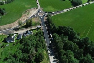 Ny Fura bru med nylagt asfalt går mot den nye rundkjøringen i krysset Furavegen, Kirkevegen og Chausseen. Brua er bygget i tre og de gamle steinfundamentene er gjenbrukt. Brua er fjerde generasjon bru på samme sted. Foto: Erik Larsstuen/Statens vegvesen