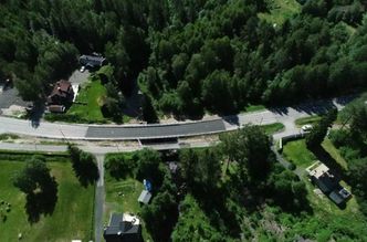 Ny Terningå østre bru med ny asfalt. Brua er bygget i betong. Vi ser den gamle gang- og sykkelvegbrua ved siden av. Foto: Erik Larsstuen/Statens vegvesen