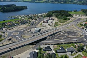 Peab Anlegg har levert rundt 1100 meter firefelts motorvei, ramper og tilkomster, rundt 70 meter motorveibru over Storgata, to rundkjøringer, og mye mer. Foto: Peab Anlegg