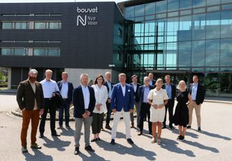 Signerte E39-kontrakt: Fredag ettermiddag ble kontrakten for bygging av ny, trafikksikker E39 mellom Herdal og Røyskår i Lyngdal signert. Kontrakten har en verdi på 3 milliarder kroner. Det er arbeidsfellesskapet Implenia Norge og rogalandbaserte Stangeland som er totalentreprenører. Her er Nye Veiers prosjektteam samlet sammen med representanter fra entreprenørene og Nye Veier-ledelsen. Håkon Nordgaard, Sigmund Lundevik, Tommy Stangeland, Harald J. Solvik, Anita Enebakk, Adler Enoksen, Audun Aaland, Tore Voster, Berger Johannessen, Marius Duedahl, Anette Aanesland, Bjørn Børseth, Nina Størvold og Ruben Ramsland. Foto:   Nye Veier