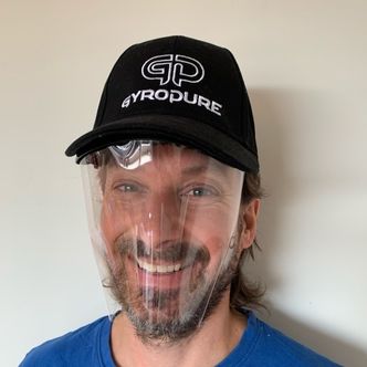 Allergisk: Fysiker Reidar Friberg bruker masken ute og inne. Inne med et lite visir eller helt uten fordi det strømmer ren luft over ansiktet. Foto:  Peakvent