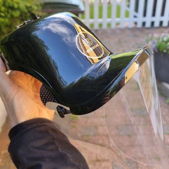 Fronten av capsen kan påmonteres et klart plastdeksel som effektivt stenger for patogener. Det lille overtrykket inne i masken sørger for at ingenting sniker seg rundt. Foto:  Odd Richard Valmot