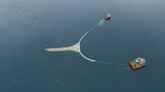 The Ocean Cleanup ønsker å samle opp 90 prosent av plasten som flyter rundt i verdenshavene og har derfor jobbet med en plastoppsamler som skal kjøre rundt i verdenshavene døgnet rundt hele året. Foto: Tony Hall/Mørenot/NTB