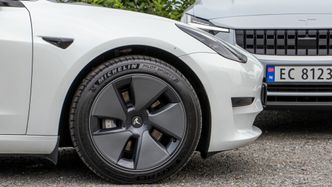 Billigste Tesla Model 3 har fått mer rekkevidde enn sin nærmeste konkurrent, Polestar 2 Standard Range. Foto:  Marius Valle