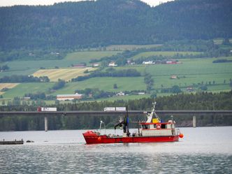 Borebåten som nå er i arbeid på Mjøsa, kartlegger grunnforholdene langs land ved eksisterende E6 og sannsynlig trasé for brukryssing. Nye Veier ønsker detaljerte målinger for hvert eneste av de 16-17 fundamenteringspunktene i innsjøen. Foto:  Nye Veier