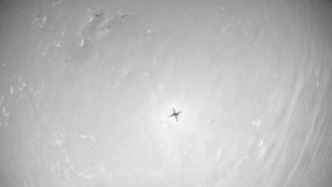 Dette bildet er tatt med navigasjonskameraet på den tiende flyvningen med Mars-helikopteret. Helikopteret skal også ha tatt stereoskopiske fargebilder på ferden. Foto: NASA