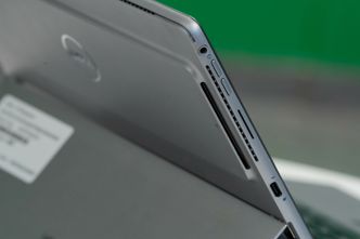 På høyre siden av nettbrettet har en smartkort-leser, hodetelefon-plugg, og en USB-C/Tunderbolt 4 plugg. Andre siden har kun en USB-C/Tunderbolt 4 plugg. Foto: Oskar Hope-Paulsrud