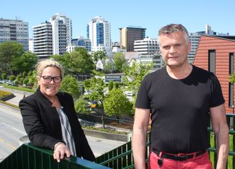 – Bussveien vil gi en helt annen totalopplevelse for den reisende, sier Anne Margrethe Skretting, seksjonsleder i Rogaland fylkeskommune med ansvar for utbygging av Bussveien fra Sandnes grense inn til Stavanger sentrum og ut til Sundekrossen. Her med Per Ove Stokkeland, prosjektleder for strekket Stasjonsvegen-Gauselvågen, som lyses ut til høsten. Foto:  Kjetil S. Grønnestad
