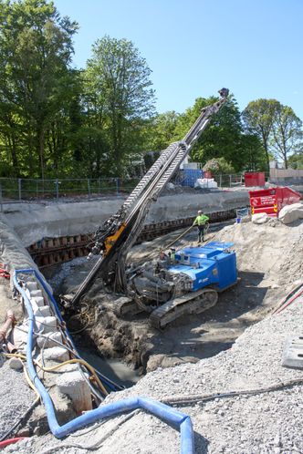 For å sikre eneboligene på Gausel, spuntes det langs grensa for bussveitraseen. Deretter settes det opp støttemur med betong og naturstein. Foto:  Kjetil S. Grønnestad