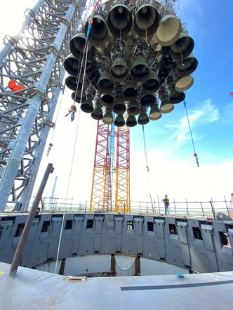 Det er fullt trøkk på produksjonen av Raptor-motorene, som Super Heavy-raketten trenger rundt 30 av. De innledende motortestene er i gang. Men det trengs fortsatt en statisk test med alle motorene i gang over lengre tid. Foto:  Elon Musk