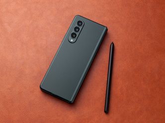 Z Fold 3 har trippelkameraoppsett med et vanlig vidvinkel-, et ultravid- og et telekamera Foto: Samsung