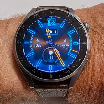 Det er mange tusen klokkefronter tilgjengelige til Huawei Watch 3 Pro. De fleste ser ikke ut, og de fleste koster noen kroner. Foto: Odd Richard Valmot